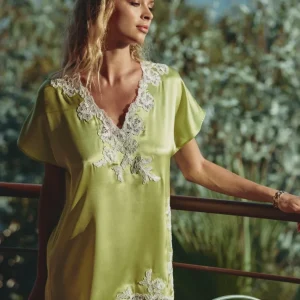 Chemise de nuit courte en soie verte et broderie blanche Carmela
