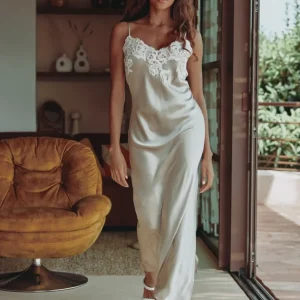 Nuisette longue en soie grise et broderie blanche Carmela
