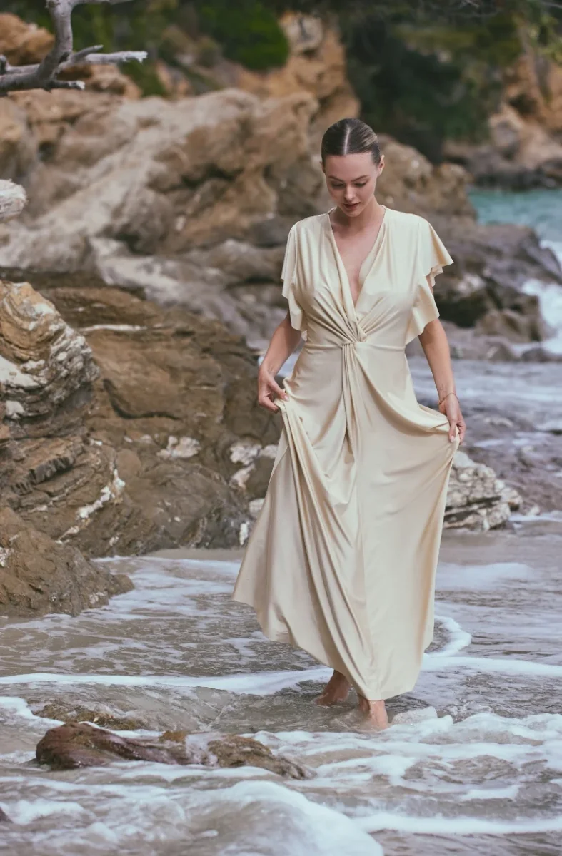 Longue robe de plage Ambre en maille drapée beige – Image 2