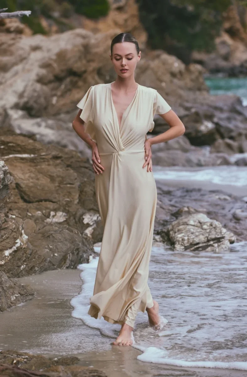Longue robe de plage Ambre en maille drapée beige – Image 4